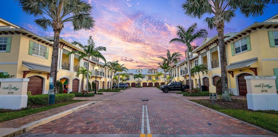 Townhouse in Tequesta, Florida 3 bedrooms, 161 sq.m. № 2267689