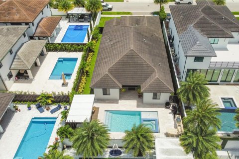 Villa ou maison à vendre à Miami, Floride: 5 chambres, 243.13 m2 № 1975657 - photo 5