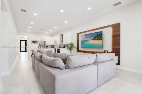 Villa ou maison à vendre à Miami, Floride: 5 chambres, 243.13 m2 № 1975657 - photo 15