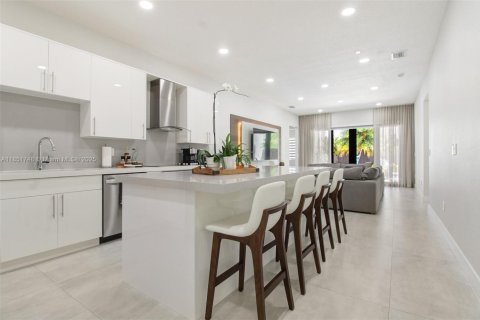 Villa ou maison à vendre à Miami, Floride: 5 chambres, 243.13 m2 № 1975657 - photo 14