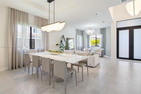 Villa ou maison à vendre à Miami, Floride: 5 chambres, 243.13 m2 № 1975657 - photo 12