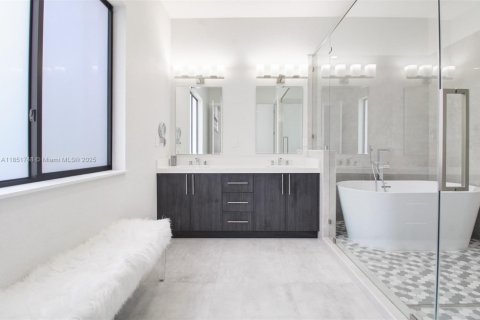 Villa ou maison à vendre à Miami, Floride: 5 chambres, 243.13 m2 № 1975657 - photo 18