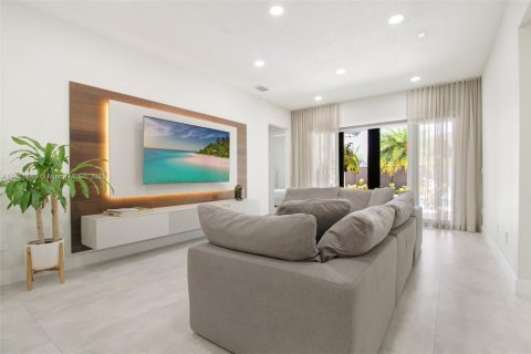 Villa ou maison à vendre à Miami, Floride: 5 chambres, 243.13 m2 № 1975657 - photo 16