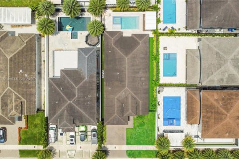 Villa ou maison à vendre à Miami, Floride: 5 chambres, 243.13 m2 № 1975657 - photo 4