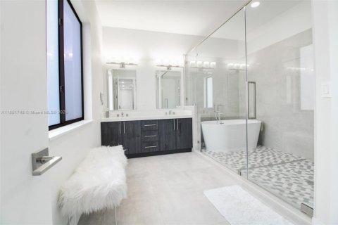Villa ou maison à vendre à Miami, Floride: 5 chambres, 243.13 m2 № 1975657 - photo 17