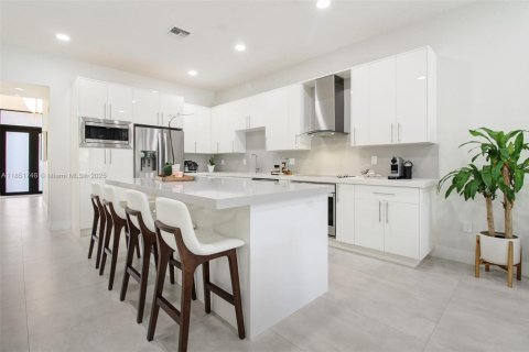Villa ou maison à vendre à Miami, Floride: 5 chambres, 243.13 m2 № 1975657 - photo 13