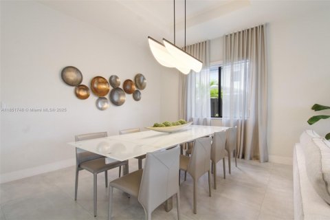 Villa ou maison à vendre à Miami, Floride: 5 chambres, 243.13 m2 № 1975657 - photo 11