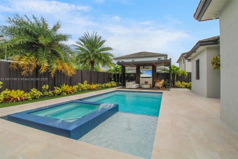Villa ou maison à vendre à Miami, Floride: 5 chambres, 243.13 m2 № 1975657 - photo 24