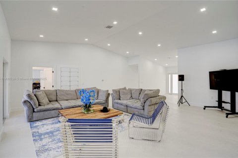 House in Miami, Florida 5 bedrooms, 281.87 sq.m. № 1952844 - photo 30
