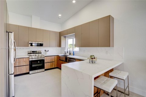 House in Miami, Florida 5 bedrooms, 281.87 sq.m. № 1952844 - photo 23