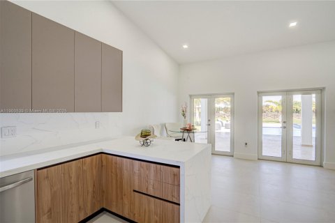 House in Miami, Florida 5 bedrooms, 281.87 sq.m. № 1952844 - photo 28