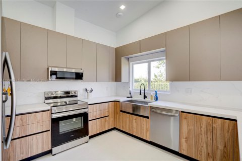 House in Miami, Florida 5 bedrooms, 281.87 sq.m. № 1952844 - photo 24