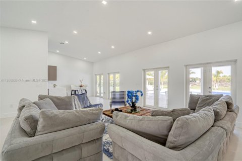 House in Miami, Florida 5 bedrooms, 281.87 sq.m. № 1952844 - photo 20