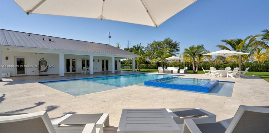 House in Miami, Florida 5 bedrooms, 281.87 sq.m. № 1952844