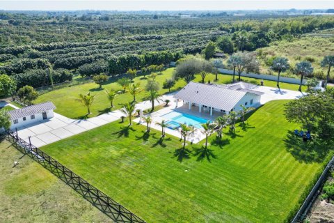 House in Miami, Florida 5 bedrooms, 281.87 sq.m. № 1952844 - photo 9