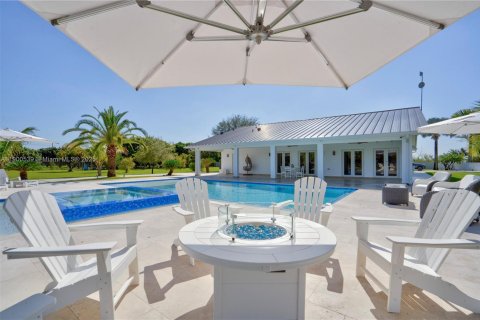 House in Miami, Florida 5 bedrooms, 281.87 sq.m. № 1952844 - photo 2