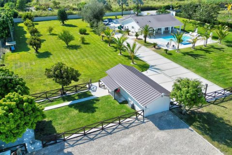 House in Miami, Florida 5 bedrooms, 281.87 sq.m. № 1952844 - photo 16