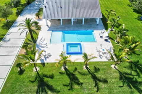 House in Miami, Florida 5 bedrooms, 281.87 sq.m. № 1952844 - photo 10