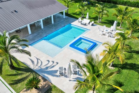 House in Miami, Florida 5 bedrooms, 281.87 sq.m. № 1952844 - photo 5