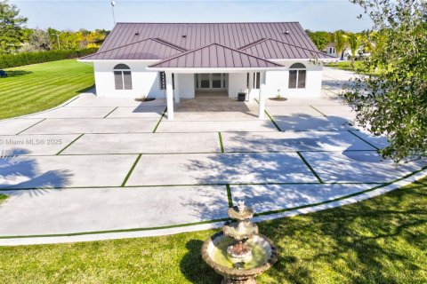 House in Miami, Florida 5 bedrooms, 281.87 sq.m. № 1952844 - photo 13