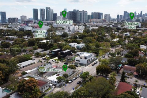 House in Miami, Florida 5 bedrooms, 134.24 sq.m. № 1980163 - photo 2