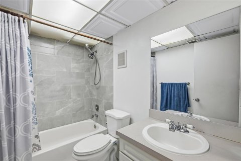 Condo in Plantation, Florida, 3 bedrooms № 2250054 - photo 18