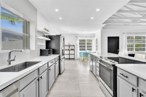 Casa en venta en Surfside, Florida, 3 dormitorios, 137.96 m2 № 2070484 - foto 18