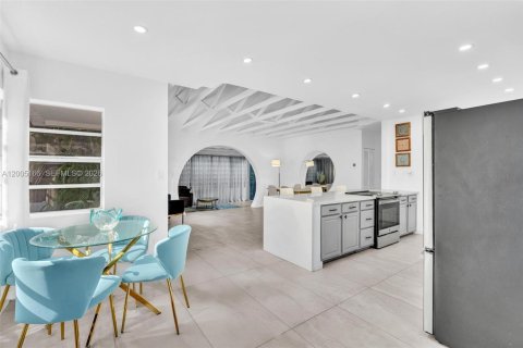 Casa en venta en Surfside, Florida, 3 dormitorios, 137.96 m2 № 2070484 - foto 17