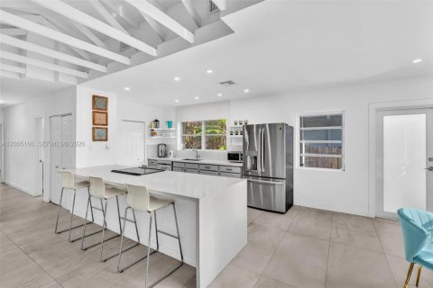 Casa en venta en Surfside, Florida, 3 dormitorios, 137.96 m2 № 2070484 - foto 10