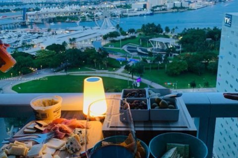 Copropriété à louer à Miami, Floride: 2 chambres, 98.29 m2 № 1949464 - photo 2