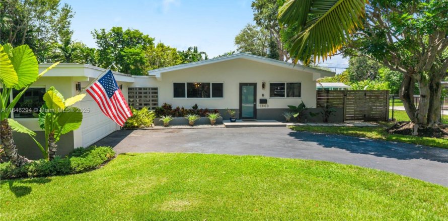 Villa ou maison à Palmetto Bay, Floride 3 chambres, 137.96 m2 № 1845863