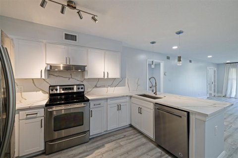 Condo in Wesley Chapel, Florida, 3 bedrooms  № 1583551 - photo 12