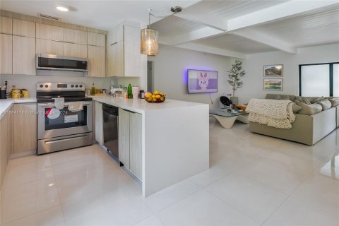 House in North Miami, Florida 4 bedrooms, 154.68 sq.m. № 1753751 - photo 16