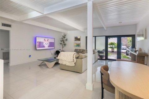 House in North Miami, Florida 4 bedrooms, 154.68 sq.m. № 1753751 - photo 18