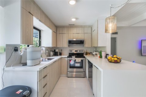 House in North Miami, Florida 4 bedrooms, 154.68 sq.m. № 1753751 - photo 15