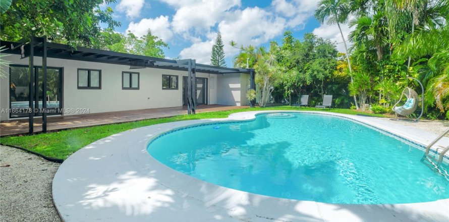House in North Miami, Florida 4 bedrooms, 154.68 sq.m. № 1753751