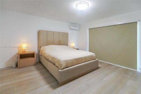 House in North Miami, Florida 4 bedrooms, 154.68 sq.m. № 1753751 - photo 9