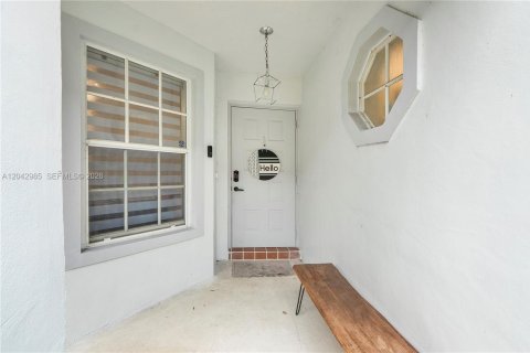 House in Davie, Florida 3 bedrooms, 128.39 sq.m. № 2244039 - photo 4