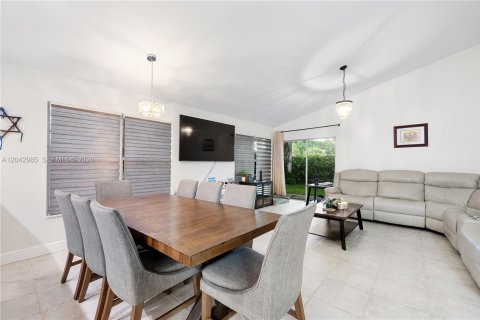 House in Davie, Florida 3 bedrooms, 128.39 sq.m. № 2244039 - photo 8