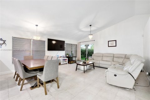 House in Davie, Florida 3 bedrooms, 128.39 sq.m. № 2244039 - photo 10