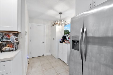 House in Davie, Florida 3 bedrooms, 128.39 sq.m. № 2244039 - photo 7