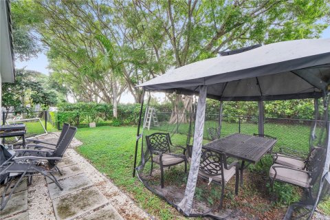 House in Davie, Florida 3 bedrooms, 128.39 sq.m. № 2244039 - photo 20