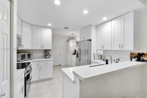 House in Davie, Florida 3 bedrooms, 128.39 sq.m. № 2244039 - photo 5