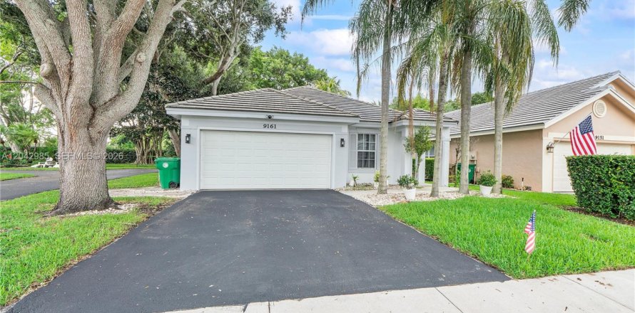 House in Davie, Florida 3 bedrooms, 128.39 sq.m. № 2244039