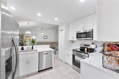 House in Davie, Florida 3 bedrooms, 128.39 sq.m. № 2244039 - photo 6