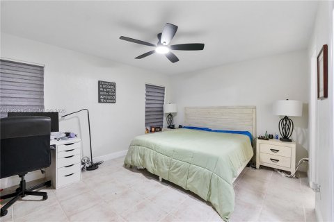 House in Davie, Florida 3 bedrooms, 128.39 sq.m. № 2244039 - photo 12