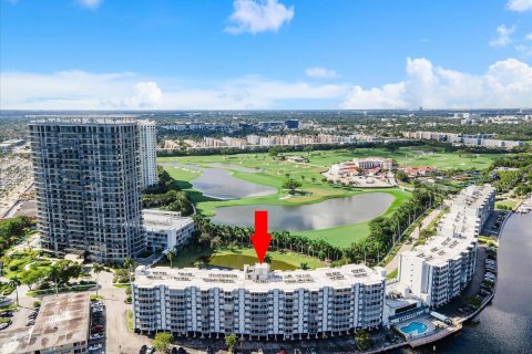 Condo in Hallandale Beach, Florida, 2 bedrooms  № 1172955 - photo 1