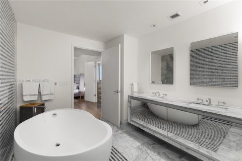 Copropriété à vendre à Miami, Floride: 3 chambres, 254.83 m2 № 1966234 - photo 13