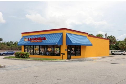 Коммерческая недвижимость в Помпано-Бич, Флорида № 2054689