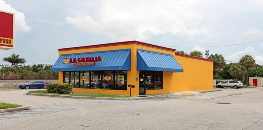 Propiedad comercial en Pompano Beach, Florida № 2054689